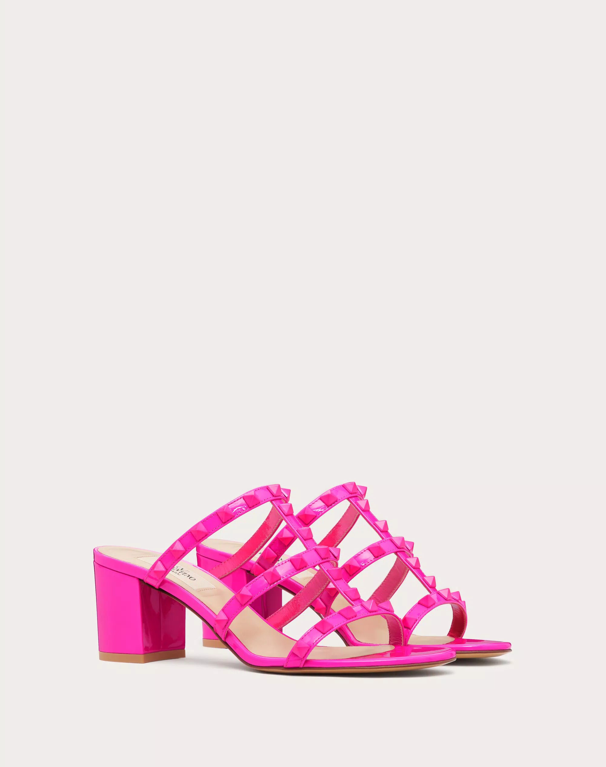 ROCKSTUD PATENT-LEATHER SLIDE SANDAL 60 MM